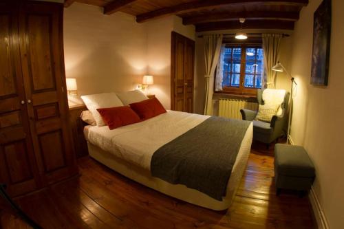 埃尔塔特El Tarter - Andorra的卧室配有床、椅子和窗户。