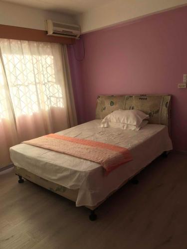 南迪Nadi Town Newly Renovated 2nd Floor Suite with Large Terrace的卧室里一张空床,卧室里设有窗户