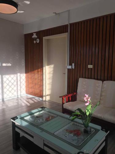 南迪Nadi Town Newly Renovated 2nd Floor Suite with Large Terrace的带沙发和玻璃茶几的客厅