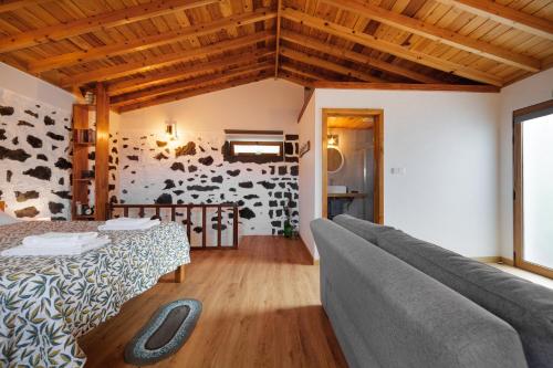 拉日什杜皮库Casas da Pedreira的带沙发和牛墙的客厅