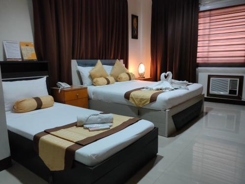 利帕DULLI TRANSIENT HOUSE的酒店客房设有两张床和壁炉