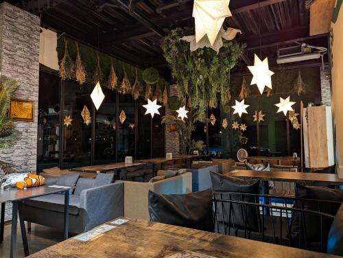 绿岛藏水绿岛馆的拥有桌椅的餐厅,墙上拥有星星