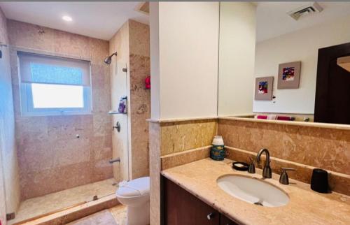 雅科Acqua Residences 5 Star的一间带水槽和卫生间的浴室