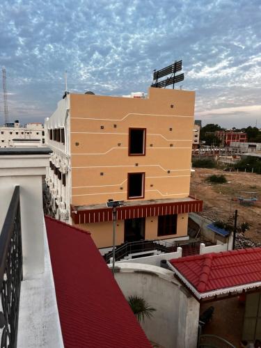 蒂鲁琴杜尔SRI BALAJI LODGING的从屋顶上可欣赏到建筑的景色
