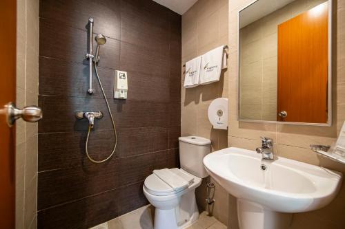 新加坡Fragrance Hotel - Oasis的浴室配有卫生间、盥洗盆和淋浴。