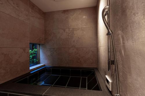 京都hotori的带淋浴的浴室(铺有玻璃地板)