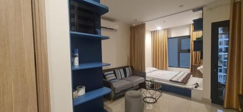 Gò CôngCĂN HỘ VINHOMES GRAND PARK QUẬN 9的客厅设有蓝色架子和沙发