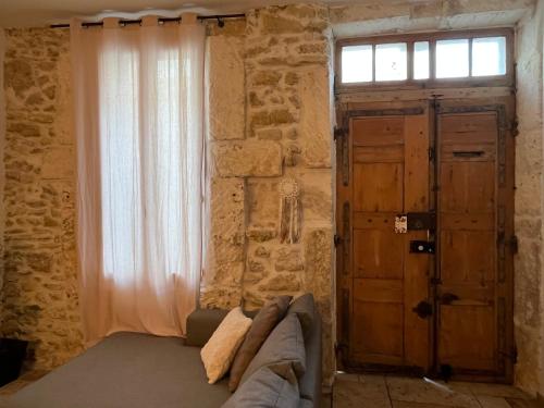 卡佩斯唐Loccitan的一间配有沙发、窗户和门的房间