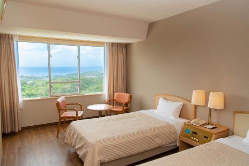 本部本部绿花园饭店的酒店客房设有两张床和大窗户。