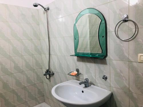 培拉特alexapartment的浴室设有水槽和墙上的镜子
