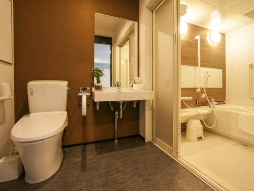 相模原市HOTEL LiVEMAX Minamihashimoto Ekimae的浴室配有卫生间、盥洗盆和浴缸。