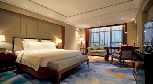 宁波宁波华侨温德姆至尊豪廷大酒店的一间卧室设有一张大床和一个大窗户