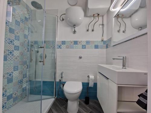 伊索拉迪卡波里祖托Casa De Santis - Roby e Fra al mare Cavallucci的浴室配有卫生间、盥洗盆和淋浴。