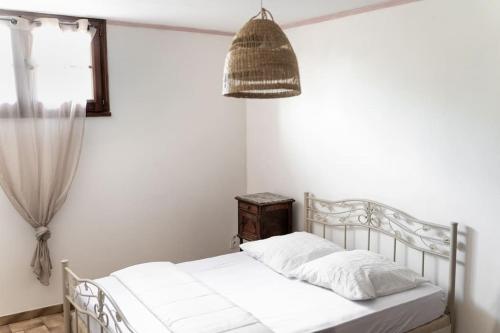 SénasDuplex de charme à Sénas的卧室配有白色的床和窗户。
