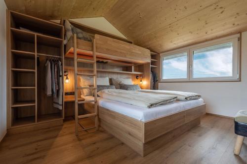 霍赫斯特Ländleapartments的一间卧室设有两张双层床和一扇窗户。