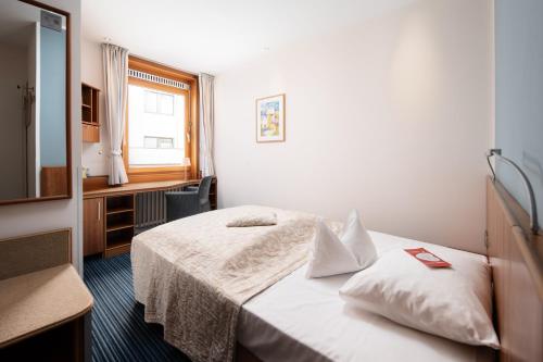 汉堡巴塞尔酒店的酒店客房设有床和窗户。