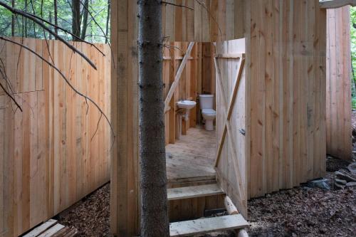拉布卡WisiLas Nad Sercowym Potokiem的一间带卫生间的木栅栏浴室