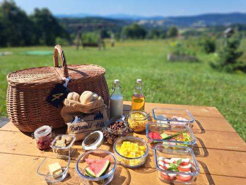 瓦多维采Barwald Hills的一张野餐桌,上面有食物和篮子