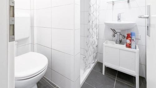 路德维希堡ALFA Ludwigsburg City Apartment Zimmer 5 Personen Küche Netflix INET WM的白色的浴室设有卫生间和水槽。