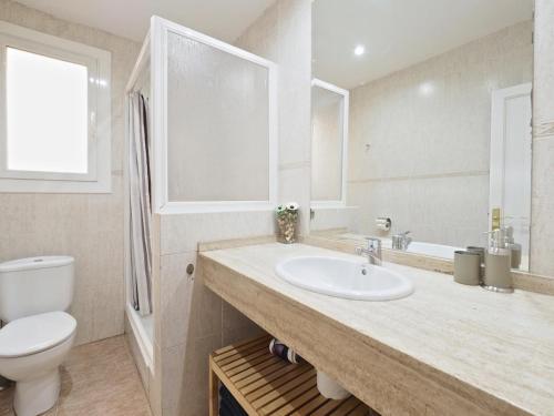 巴塞罗那Villa Olimpica Beach的白色的浴室设有水槽和卫生间。