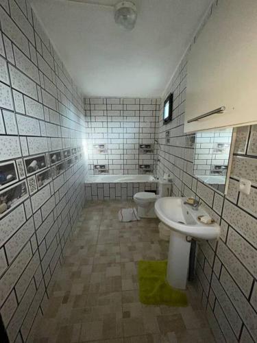 OuanganiMaison T3 75m2的一间带水槽和卫生间的浴室