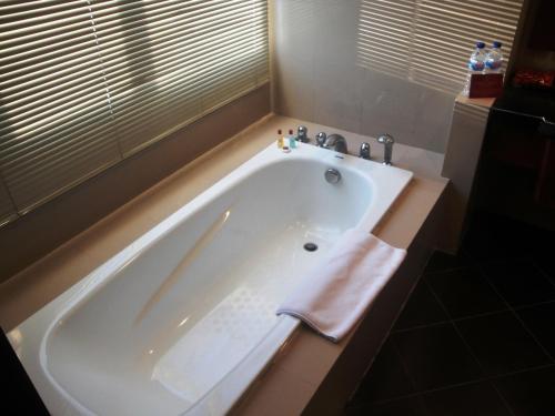 美娜多品质酒店的一间浴室