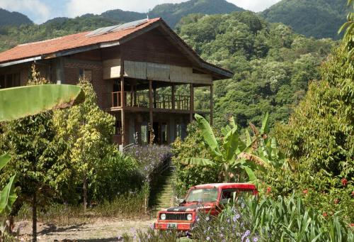 纳闽巴霍Bukit Cottage Pak Ansel的停在房子前面的一辆红色卡车