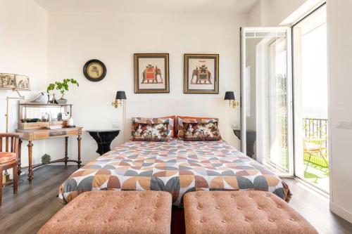 卡利亚里Eleventh Floor Suites的一间卧室配有一张大床和两张矮床。