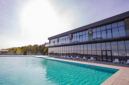 Kotarkol波罗瓦发现度假村的一座大型建筑,前面设有一个游泳池
