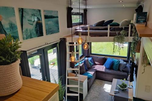 SalzhemmendorfTiny House Ithblick direkt am See的带沙发和双层床的客厅