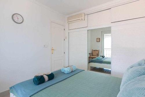 卡莱塔德贝莱斯Villa María con Piscina playa y vistas的一间卧室配有一张床和一面大镜子