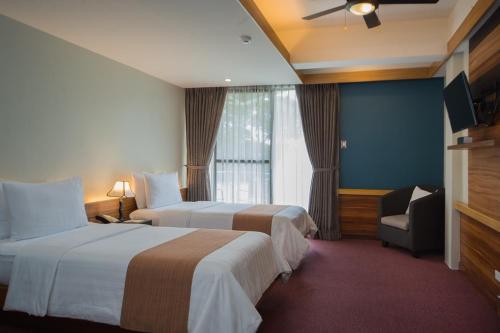 碧瑶碧瑶格兰西拉派因斯酒店的酒店客房设有两张床和窗户。