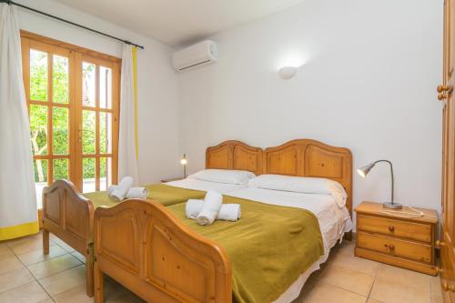Cala AnguilaVilla Pastor的一间卧室配有一张大床和两条毛巾