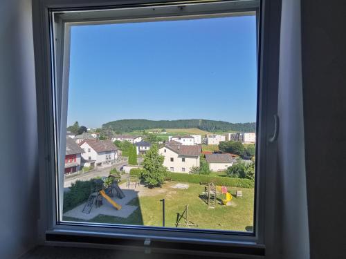 弗赖施塔特Zentrumsnahe Privatunterkunft Freistadt的市景窗户
