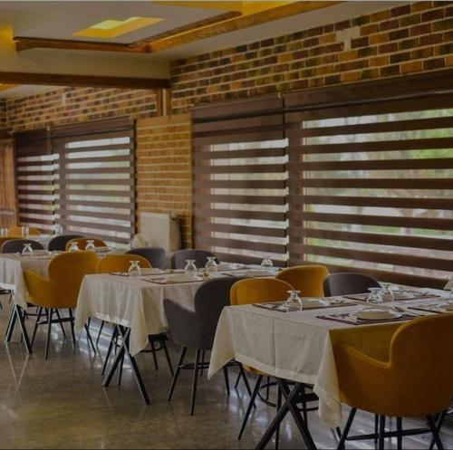 Meriç butik otel的用餐室配有桌椅和白色桌布
