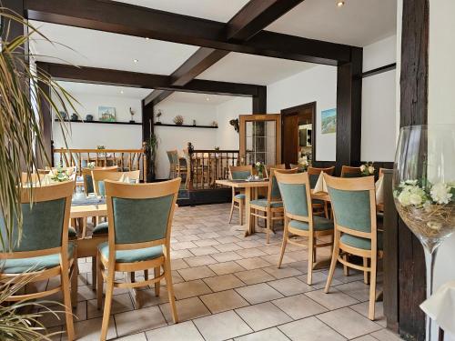 塔勒弗莱乐格林莱恩假日酒店的用餐室配有木桌和椅子