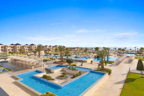 塔哈佐特Pickalbatros White Beach Taghazout - Adults Friendly 16 Years Plus - All Inclusive的享有度假村游泳池的空中景致