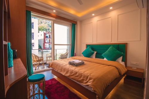 瑞诗凯诗Hotel The Moksham的一间卧室配有一张带绿色床头板的床和窗户
