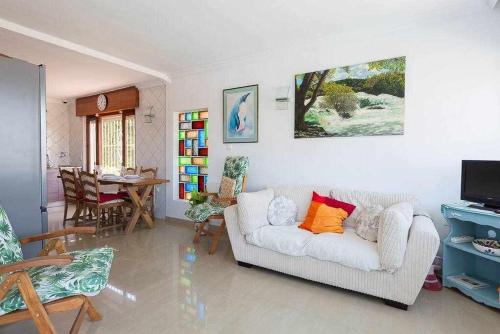 卡莱塔德贝莱斯Caleta del Sol con piscina terraza y playa的客厅配有白色的沙发和桌子