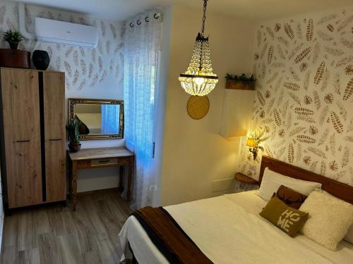 切雷西奥港TROPICAL HOME PORTO CERESIO的一间卧室配有床、镜子和灯