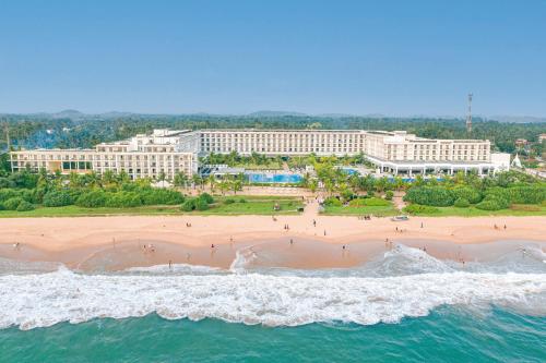 本托塔斯里兰卡RIU全包酒店的享有海滩和建筑的空中景致