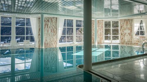 巴德小基希海姆Villa Bostele with Seven Bedrooms, Indoor Pool and Two Saunas的窗户房子中的游泳池