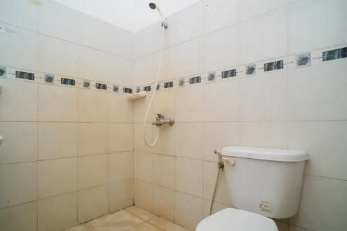 JurangmangguPuri Saras Bintaro Syariah Mitra RedDoorz的浴室配有淋浴和卫生间。