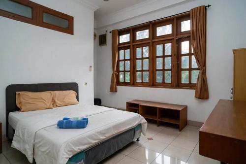 JurangmangguPuri Saras Bintaro Syariah Mitra RedDoorz的一间卧室配有一张蓝色盒子的床