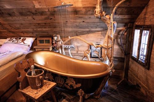 RamsauTroadkasten - Nationalpark Kalkalpen的小木屋内带浴缸的浴室