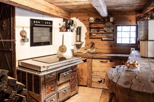 RamsauTroadkasten - Nationalpark Kalkalpen的厨房配有炉灶和桌子。