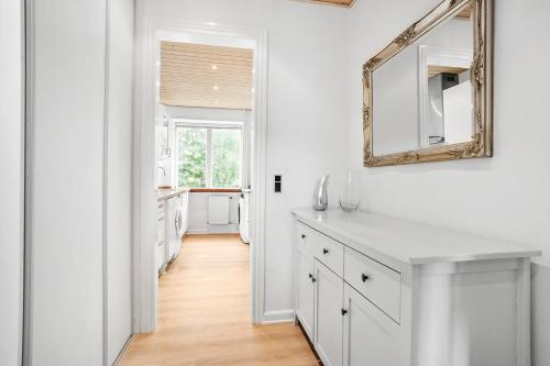 奥尔堡Cozy 2-Bed Apartment in Aalborg的白色的浴室设有镜子和水槽