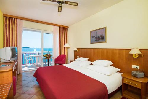 普利莫顿佐拉酒店的酒店客房设有一张大床和一个阳台。