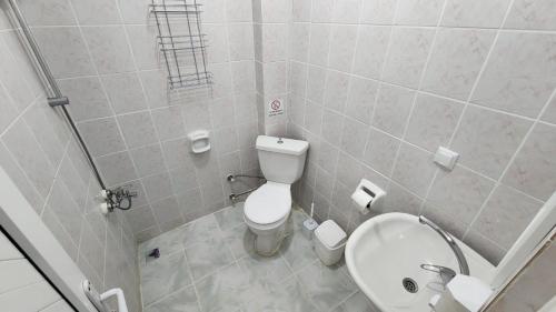格克切达镇ÖRNEK MOTEL的一间带卫生间和水槽的小浴室