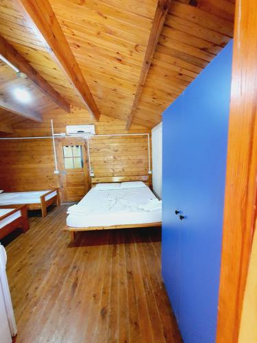 德尔米TONEDA Seaside Bungalows的客房设有一张床和木制天花板